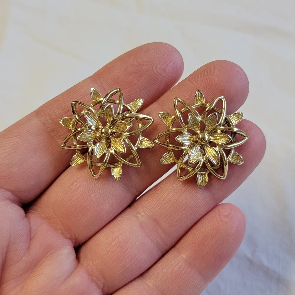 Vintage 1960s Sarah Coventry Peta-Lure Floral  Clip On Earrings